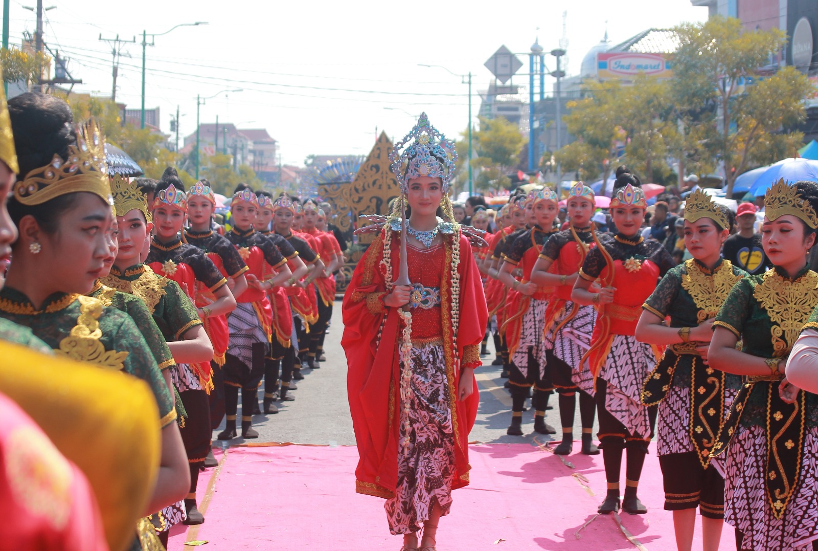 MERIAH: Peserta karnaval budaya unjuk kebolehan di hadapan para penonton yang menyaksikan di sepanjang ruas Jalan Pemuda Jepara Kamis (15/8). (MOH. NUR SYAHRI MUHARROM/RADAR KUDUS)