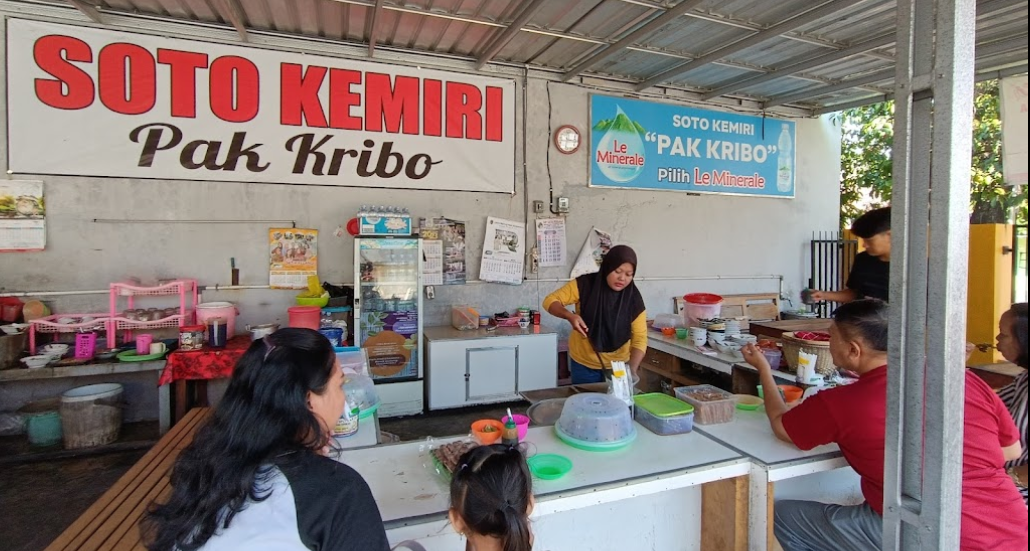 LEGENDARIS : Warung Soto Kemiri Pak Kribo di Jalan Kiai Saleh Kaborongan Pati Lor, sebelah utara SMPN 8 Pati. (GOOGLE FOTO)