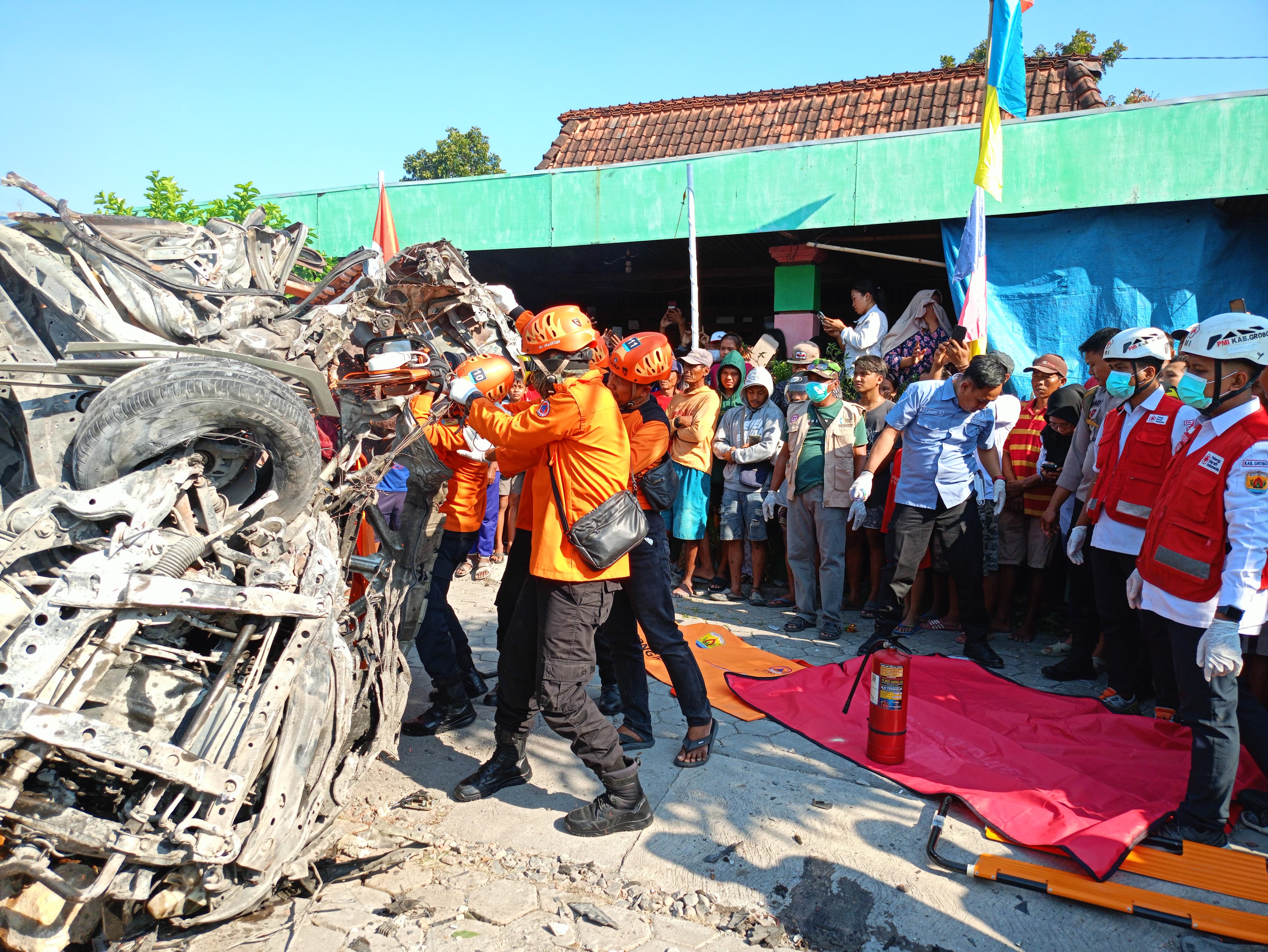 EVAKUASI: BPBD Grobogan saat evakuasi korban yang kejepit di mobil.