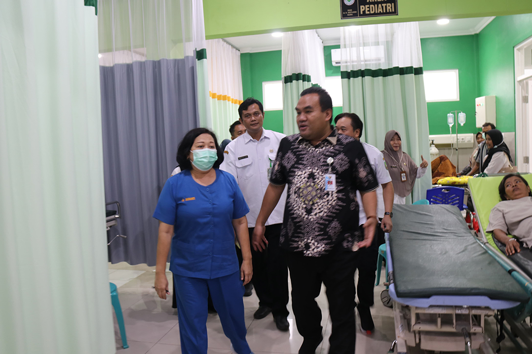 CEK KELENGKAPAN: Bupati Blora Arief Rohman memeriksa beberapa alat kesehatan yang ada di RSUD Blora.(HUMAS PEMKAB BLORA UNTUK RADARPATI.ID)