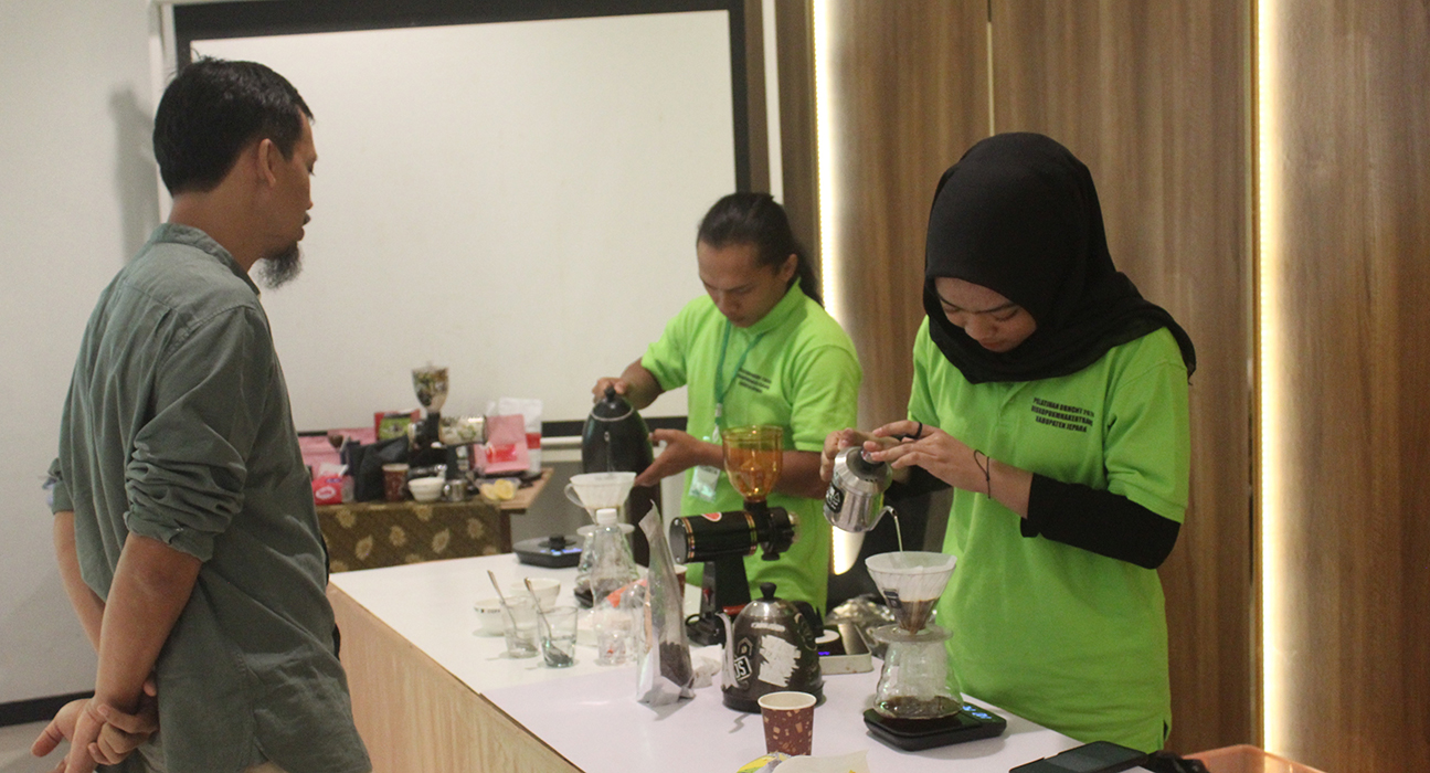 ANTUSIAS: Para peserta latihan penyeduhan kopi tampak sumringah saat praktik satu persatu kemarin.(FIKRI THOHARUDIN/RADARPATI.ID)