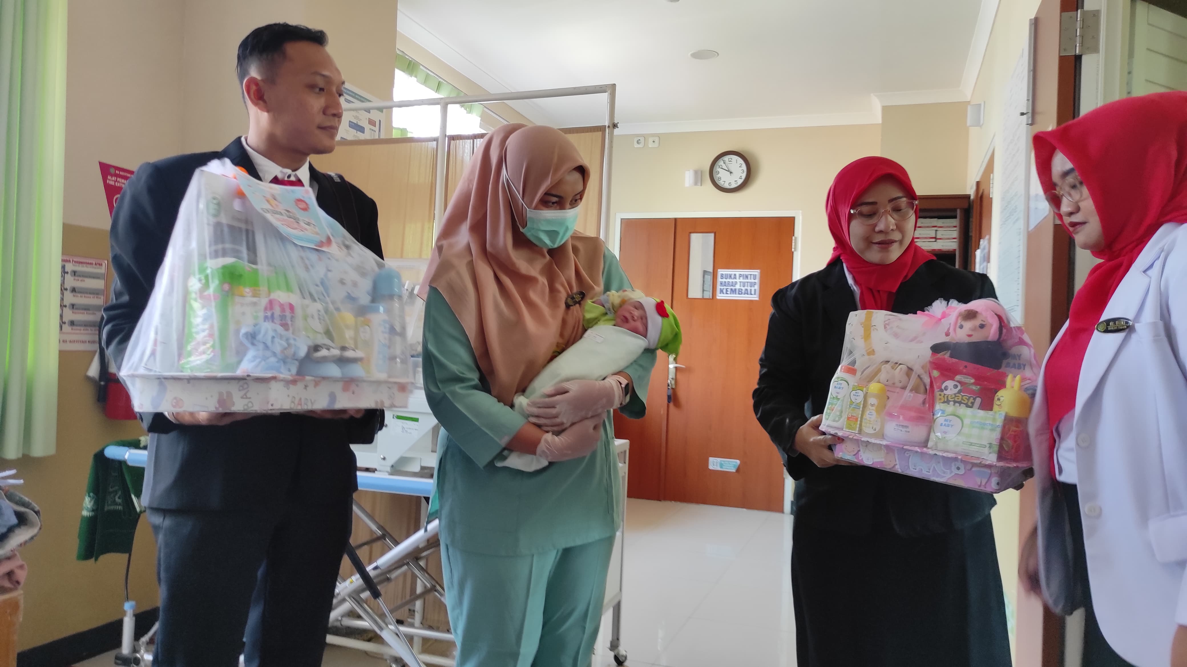 MENGHARUKAN: Momen kelahiran bayi di RS Aisyiyah Kudus bertepatan tanggal kemerdekaan RI. (RS AISYIYAH KUDUS UNTUK RADAR KUDUS)  &nbsp;