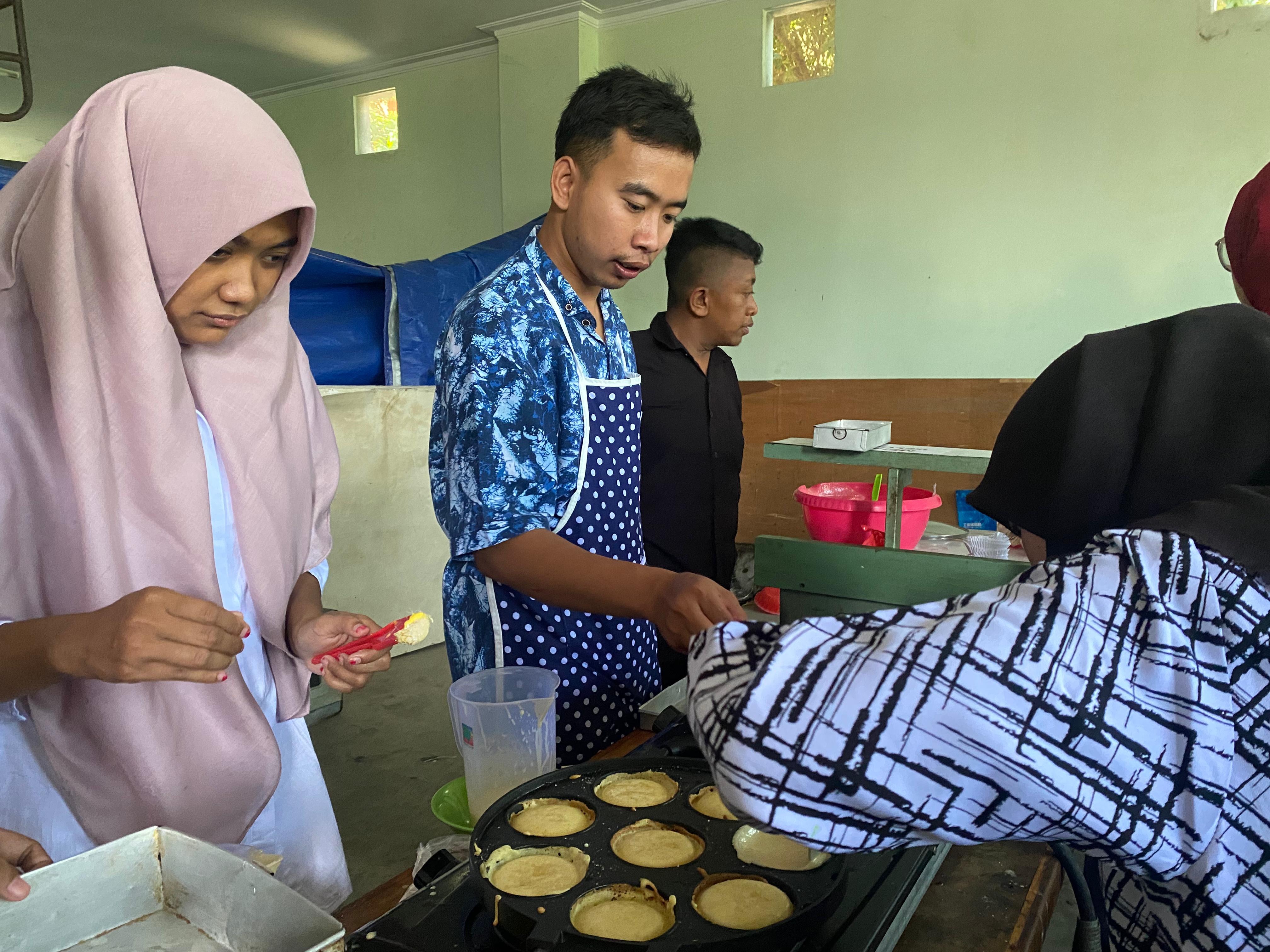 OPTIMISTIS: Penyandang disabilitas mental mengikuti pelatihan pembuatan jajanan tradisional di BLK Disnaker Perinkop UKM Kudus (16/8). (SEKARWATI / RADAR KUDUS)