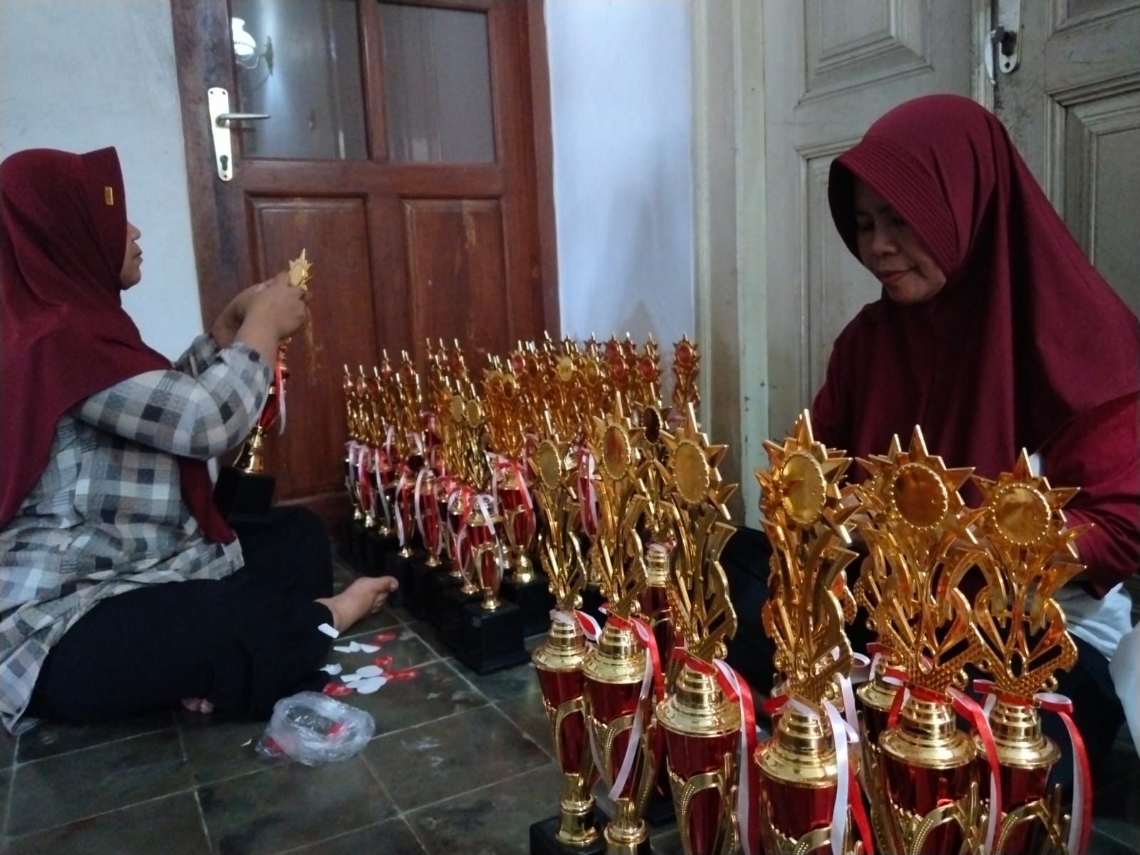 MENINGKAT: Perajin piala Gemilang 99 Desa Ngembalrejo, Kecamatan Bae, Kudus menyiapkan orderan pembeli, Jumat (16/8). (SEKARWATI / RADAR KUDUS)