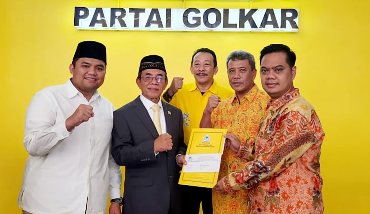 TAMBAHAN DUKUNGAN: Pasangan Wiwit-Hajar menerima rekomendasi calon Bupati dan Wakil Bupati Jepara dari Partai Golkar kemarin.(M. IBNU HAJAR UNTUK RADARPATI.ID)