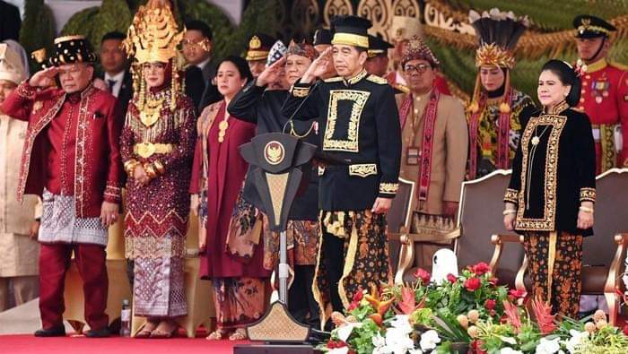 ISTIMEWA:Presiden Joko Widodo (Jokowi) mengenakan pakaian adat dari Provinsi Kalimantan Timur saat memimpin upacara peringatan detik-detik Proklamasi dalam rangka Hari Ulang Tahun (HUT) ke-79 RI.