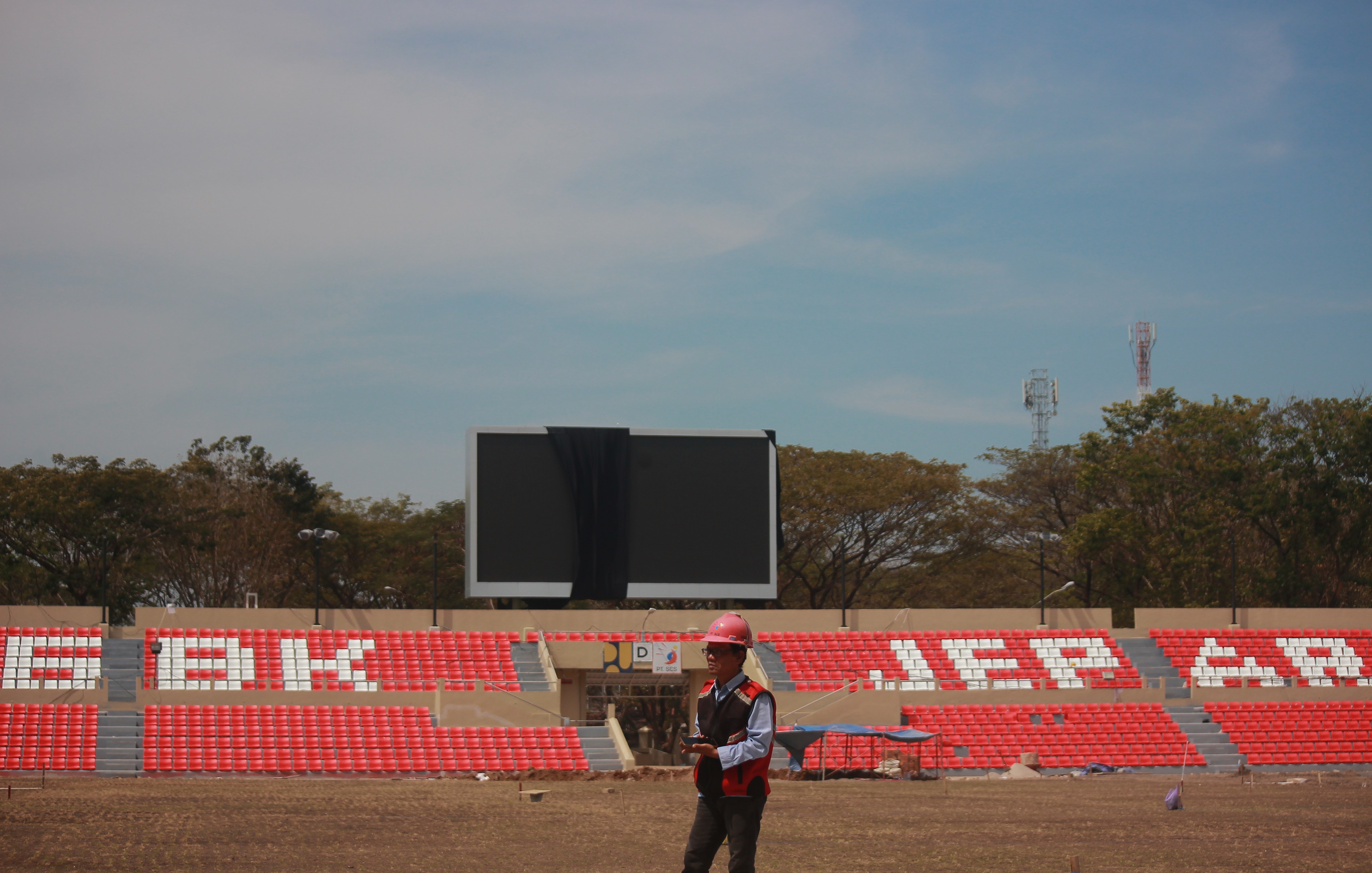 DIKEBUT: Petugas mengecek kondisi Stadion Gelora Bumi Kartini Jepara yang tengah direnovasi. (MOH. NUR SYAHRI MUHARROM/RADAR PATI)