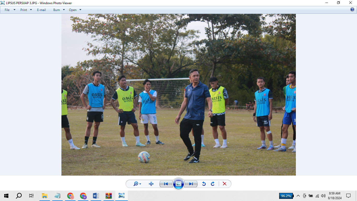 SEMANGAT: Head Coach Persijap Jepara Kahudi Wahyu Widodo memberi penjelasan bagi para pemain saat latihan. (MOH. NUR SYAHRI MUHARROM/RADAR KUDUS)