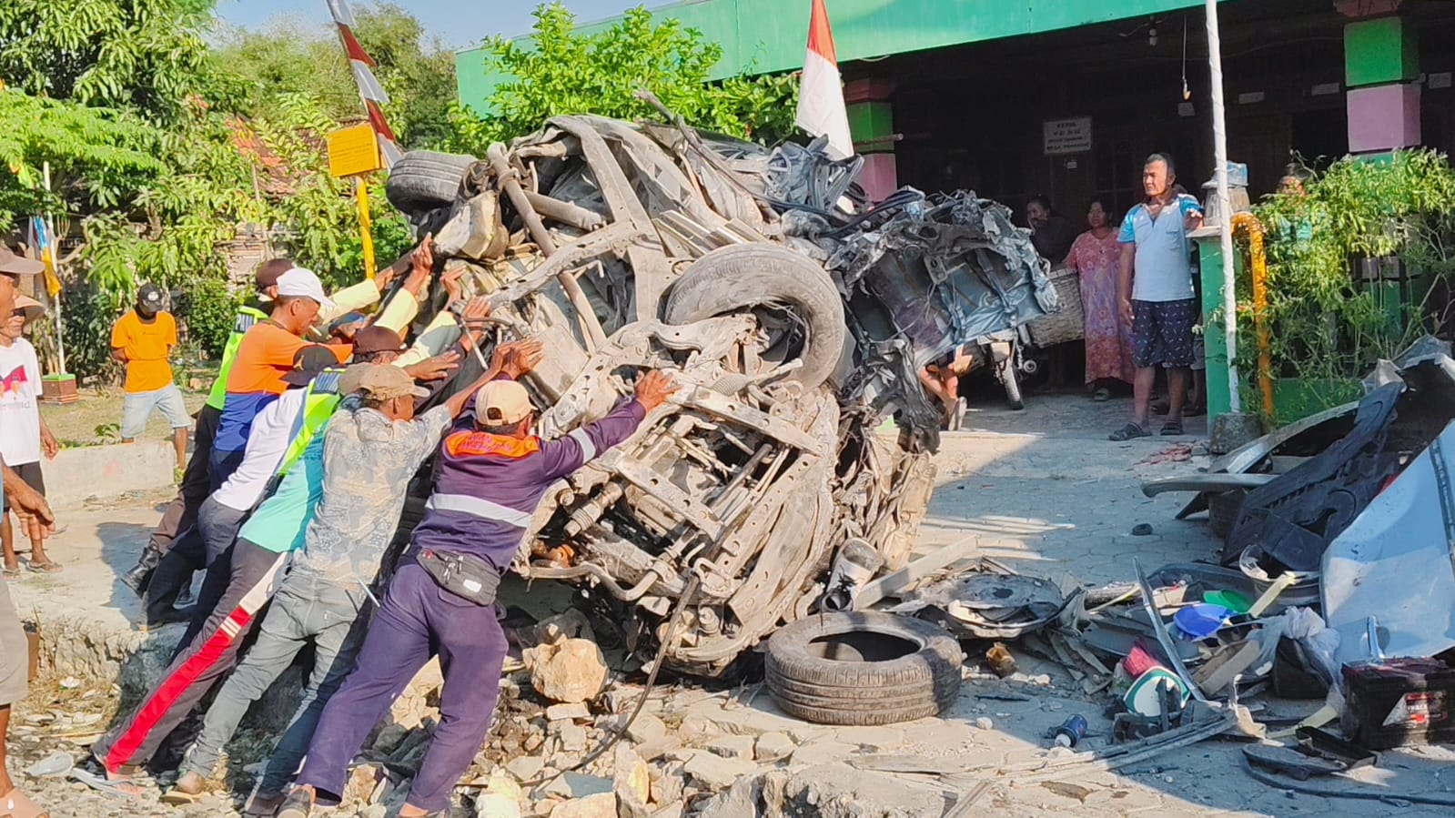 REMUK: Kondisi mobil Inova B 1117 UVD remuk usai ditabrak KAI Agro Bromo Anggrek di perlintasan di Desa Tunggak, Toroh, Sabtu (17/8).