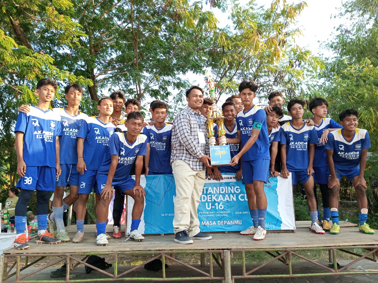 JUARA : Akademi Persib Pati meraih juara Kemerdekaan Cup U - 16. (ACHMAD ULIL ALBAB/RADAR KUDUS)