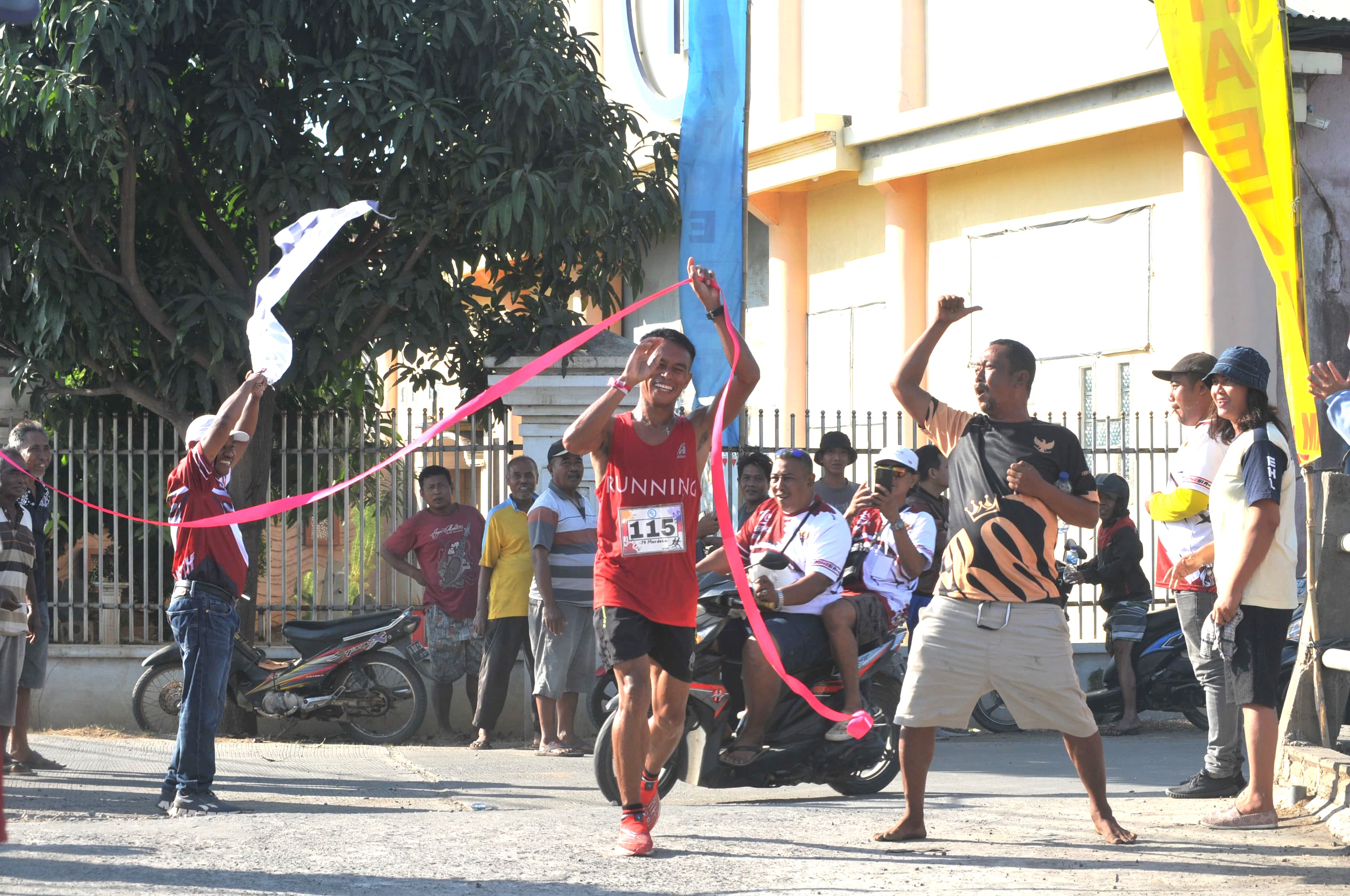 SERU : Peserta lari maraton 10 K berhasil mencapai garis finish. (ACHMAD ULIL ALBAB/RADAR KUDUS)