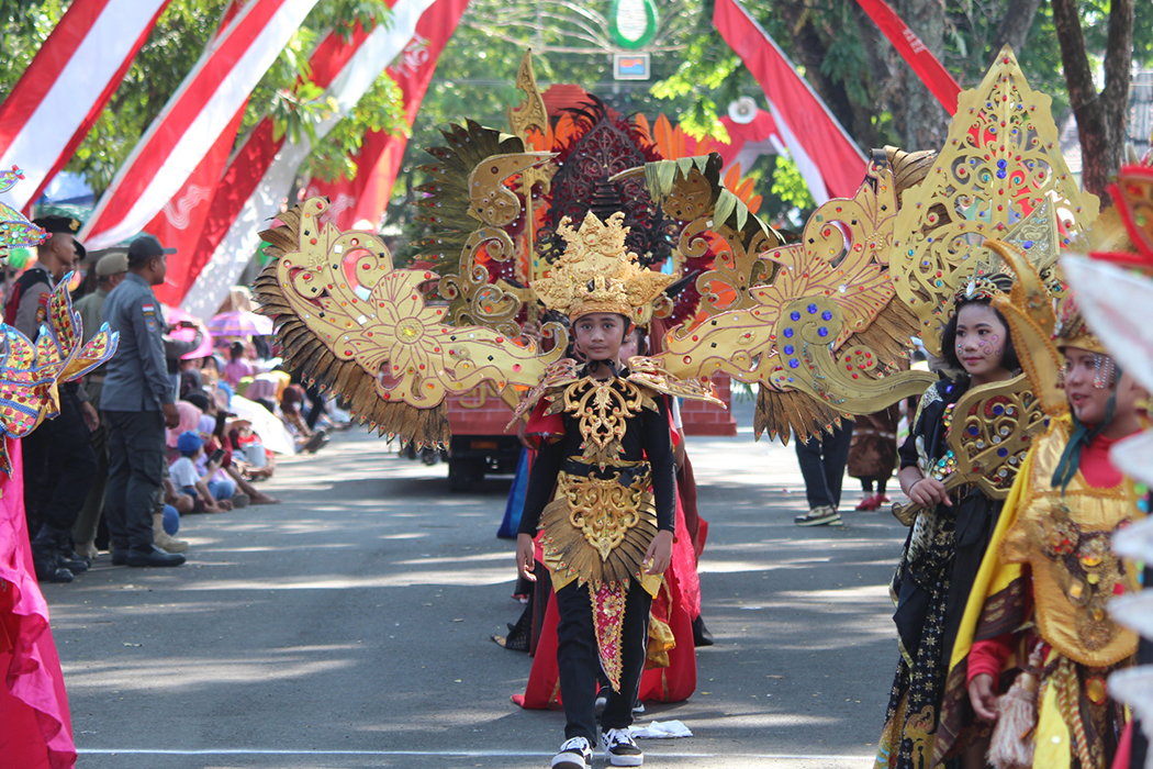 MERIAH: Salah satu penampilan marhing band memerihkan festival karnaval pembangunan di alun-alun Purwodadi, Senin (21/8) kemarin. (SIROJUL MUNIR/RADARPATI.ID)