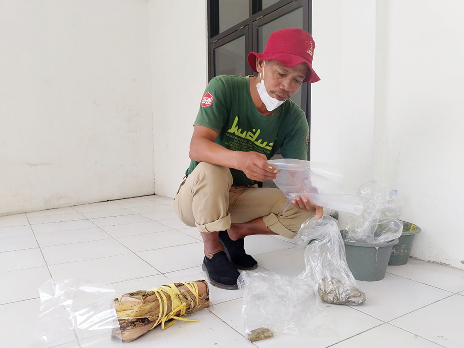ESKAVASI: Konservator Museum Situs Purbakala Patiayam Jamin menunjukkan temuan fosil Desa Gondoharum di Museum Situs Purbakala Patiayam, Kudus kemarin. (SEKARWATI/RADARPATI.ID)