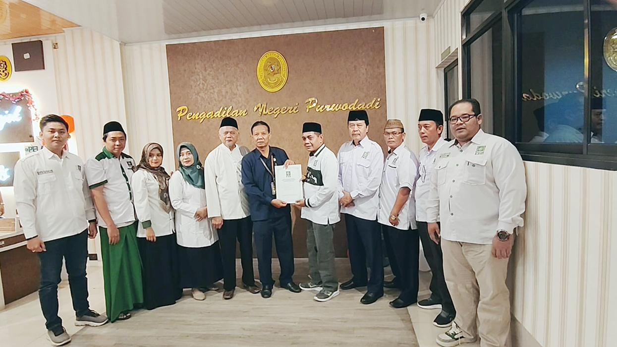 SERAHKAN BERKAS: Jajaran DPC PKB Grobogan menyerahkan SK kepengurusan DPC PKB Grobogan yang sah sesuai Kemenkumham RI kepada PN Purwodadi, kemarin. (SIROJUL MUNIR/RADARPATI.ID)