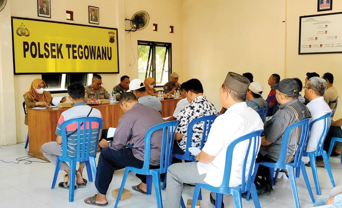 AUDIENSI: Warga Desa Sukorejo, Kecamatan Tegowanu melakukan audiensi di Mapolsek tentang adanya ribuan lalat masuk rumah warga setempat karena kandang ayam. (SIROJUL MUNIR/RADARPATI.ID)