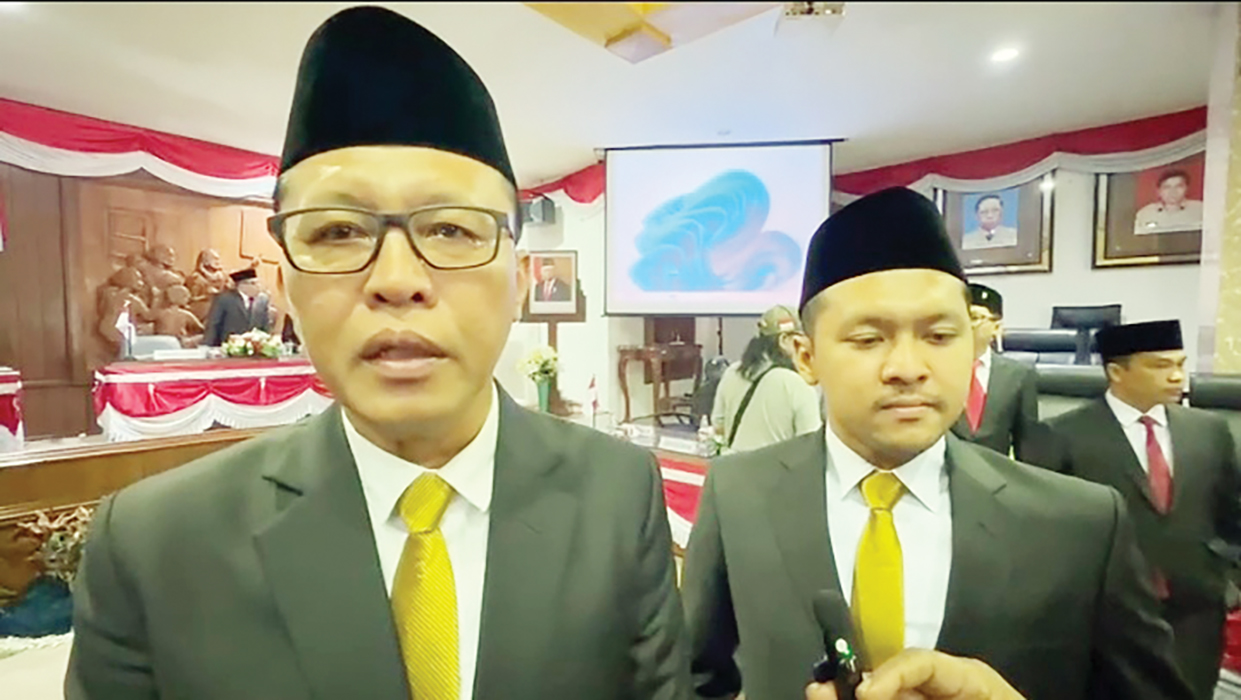 SALING DUKUNG: Nur Hasan Ketua DPC Hanura bersama putranya Nur Arsya Irfana usai mengikuti pelantikan di ruang paripurna DPRD Rembang kemarin. (VACHRI RINALDY L UNTUK RADARPATI.ID)