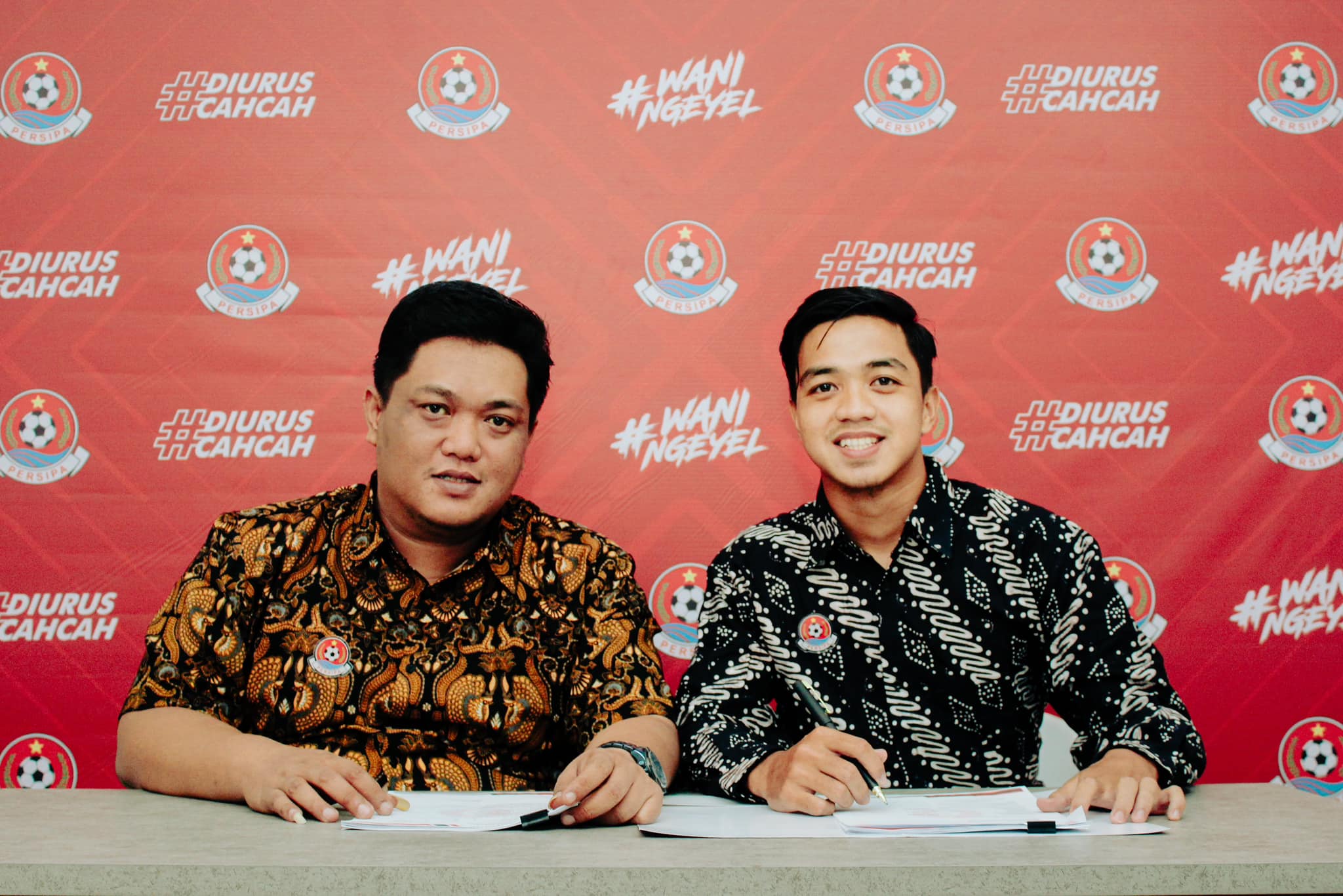 BEDA : Sesi tanda tangan kontrak pemain baru Persipa Pati musim 2024/2025 tampil dengan mengenakan kemeja batik tulis Bakaran. (PERSIPA PATI UNTUK RADAR KUDUS)