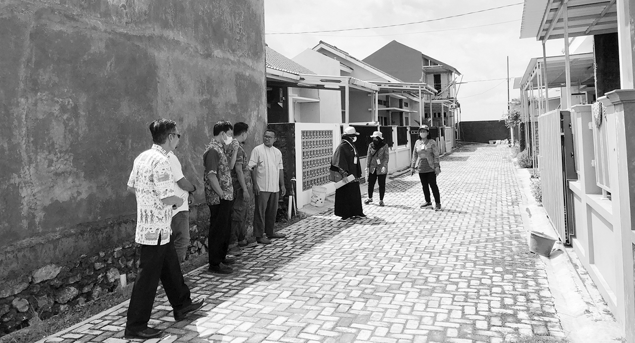 CEK LAPANGAN: Tim gabungan saat melakukan pengecekan dan pemantauan di lokasi perumahan. (INTAN MAYLANI SABRINA/RADARPATI.ID)