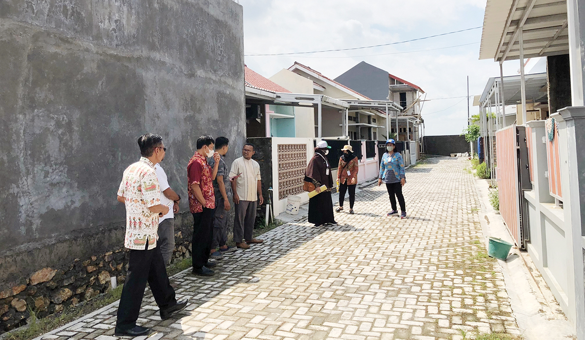CEK LAPANGAN: Tim gabungan saat melakukan pengecekan dan pemantauan di lokasi perumahan. (INTAN MAYLANI SABRINA/RADARPATI.ID)