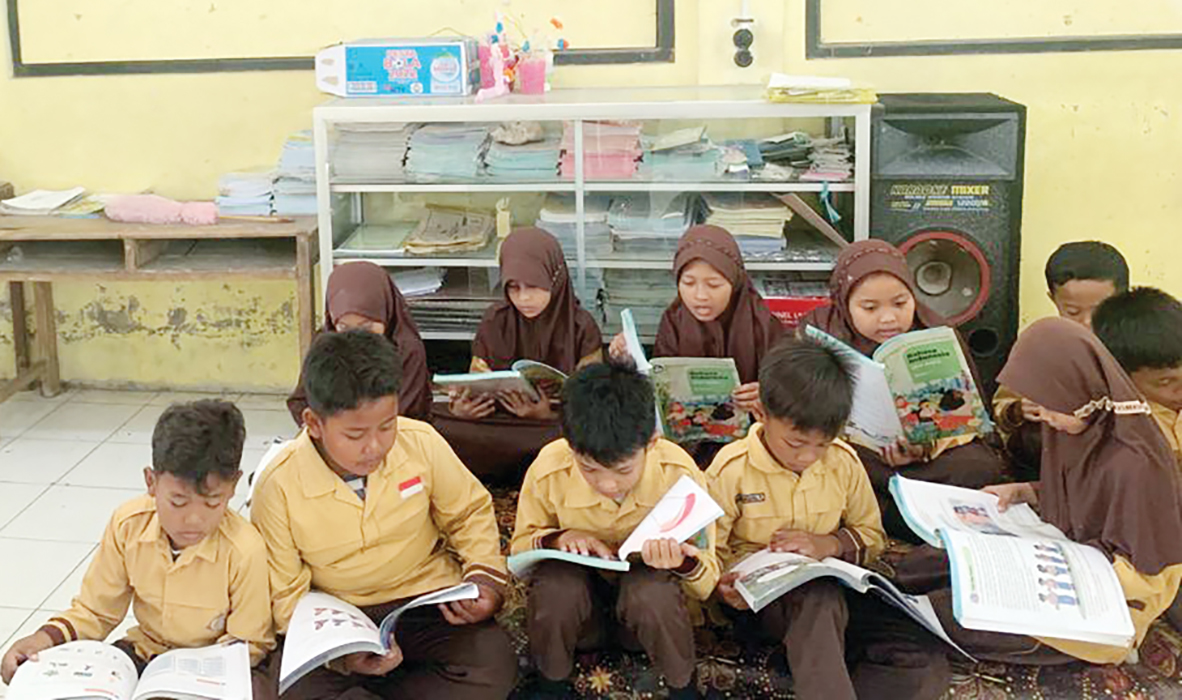 LITERASI: Siswa-siswa SD tampak membaca buka di perpustakaan sekolah. (INTAN MAYLANI SABRINA/RADARPATI.ID)