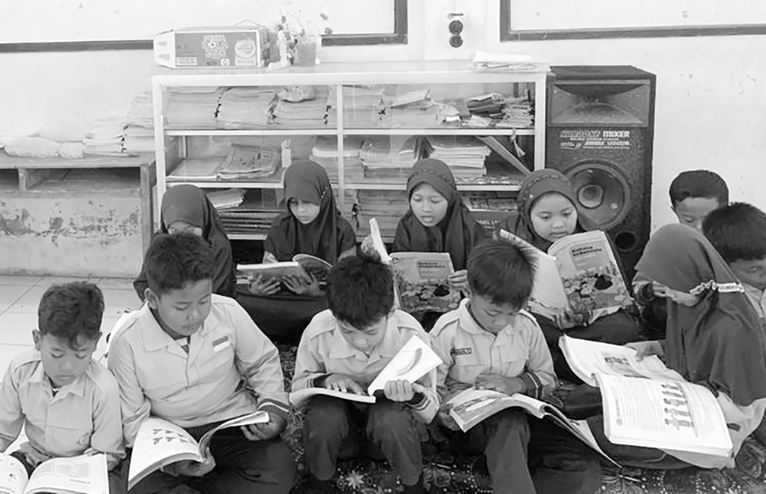LITERASI: Siswa-siswa SD tampak membaca buka di perpustakaan sekolah. (INTAN MAYLANI SABRINA/RADARPATI.ID)