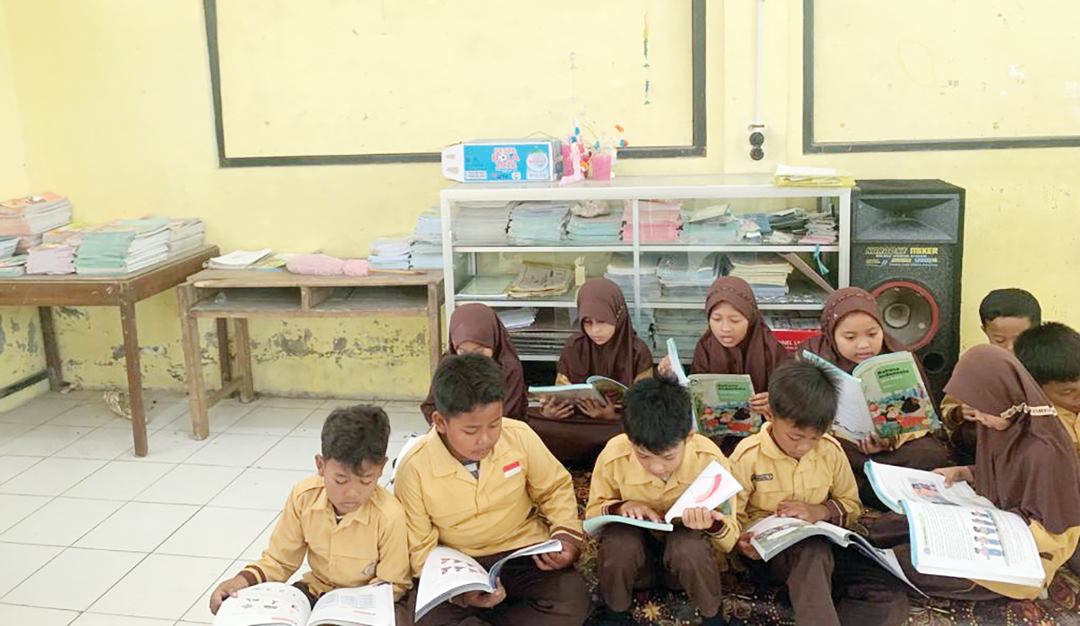 LITERASI: Siswa-siswa SD tampak membaca buka di perpustakaan sekolah. (INTAN MAYLANI SABRINA/RADARPATI.ID)
