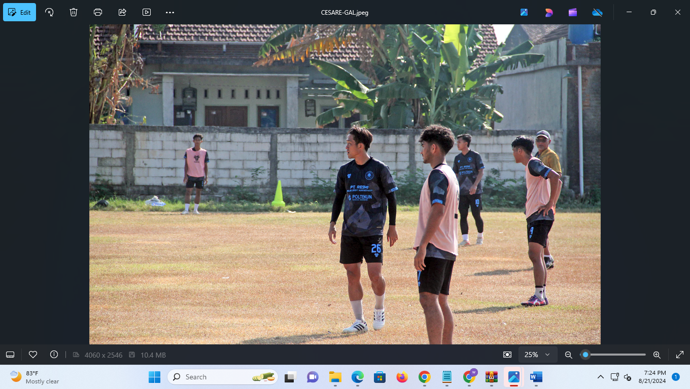 ATUR STRATEGI: Pemain Persiku mengikuti latihan pagi di Lapangan Mijen (21/8). Cesar Molina tak terlihat pada sesi latihan tersebut. (GALIH ERLAMBANG W/ RADAR PATI)
