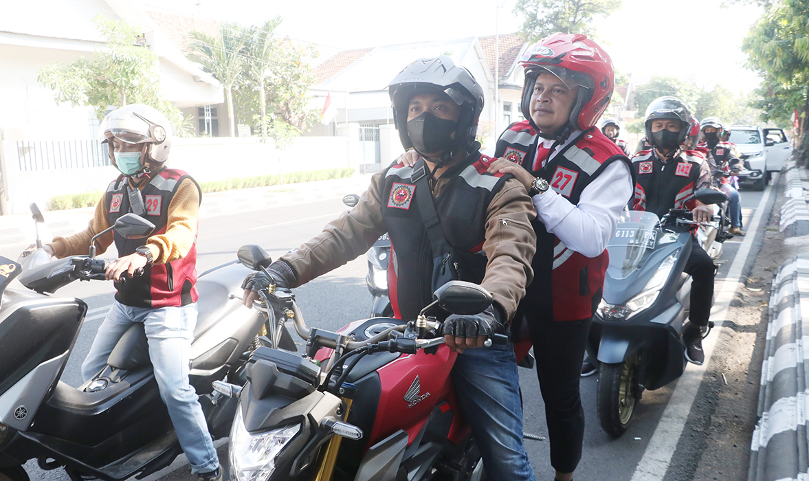 INSPIRASI: Muhammad Antono naik ojek menuju pelantikan anggota DPRD Kudus kemarin. (DONNY SETYAWAN/RADARPATI.ID)