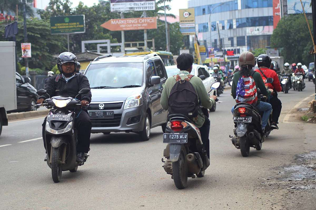 BAHAYA : Tampak beberapa kendaraan nekat melawan arus lalu lintas. Tindakan tersebut bisa membahayakan karena memicu terjadinya kecelakaan lalu lintas.