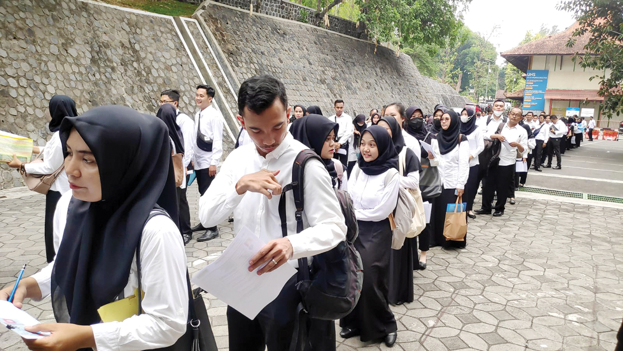 ANTRE: Para peserta seleksi CPNS hendak mengikuti tes beberapa tahun lalu. (PEMKAB REMBANG UNTUK RADARPATI.ID)