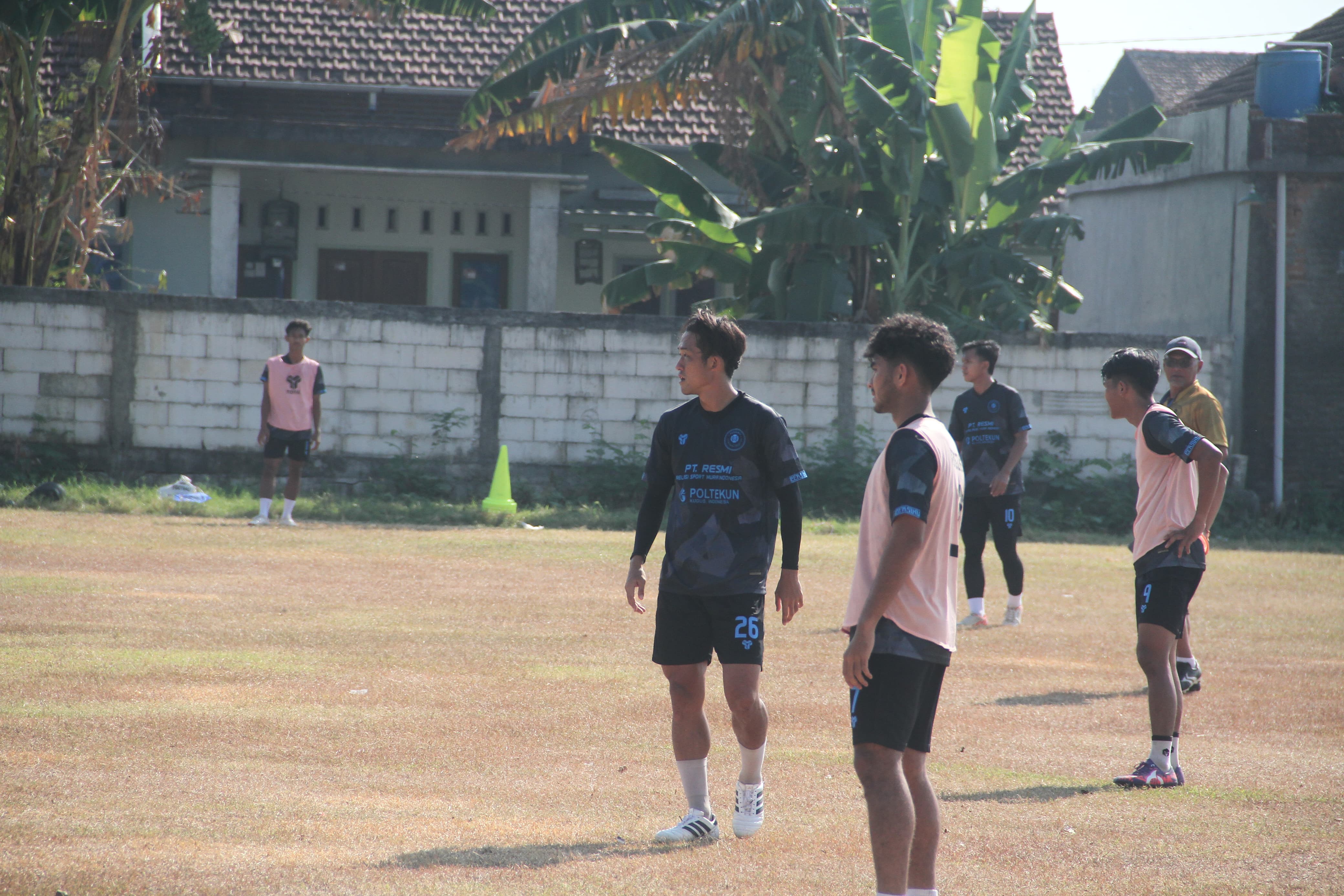ATUR STRATEGI: Pemain Persiku mengikuti latihan pagi di Lapangan Mijen kemarin. (GALIH ERLAMBANG W/RADARPATI.ID)