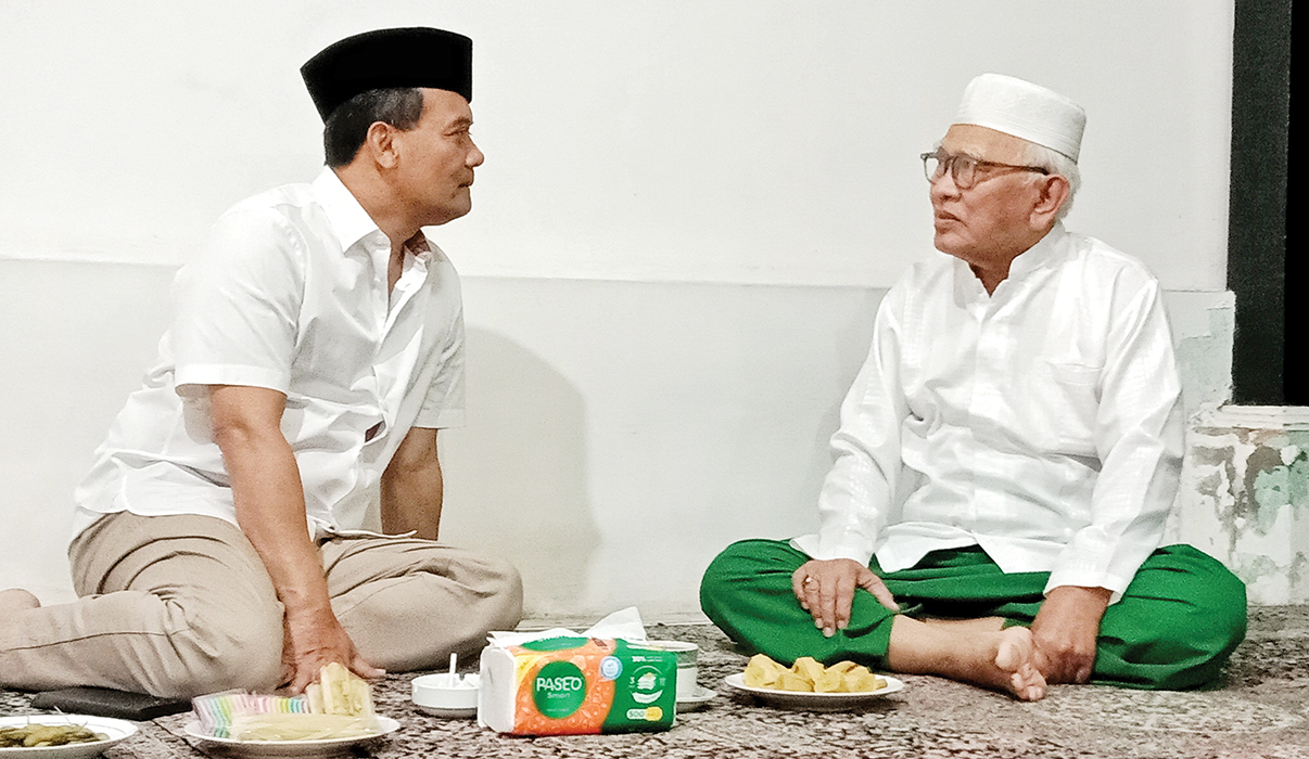 SOWAN: Mantan Kapolda Jateng Ahmad Luthfi berbincang bersama KH Mustofa Bisri kemarin. (VACHRI RINALDY L UNTUK RADARPATI.ID)