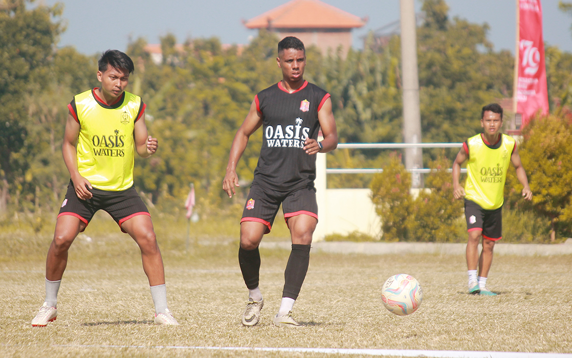 PENINGKATAN: Pemain Persijap Jepara menggelar latihan sebelum melakoni laga uji coba melawan Sriwijaya FC kemarin. (MOH. NUR SYAHRI MUHARROM/RADARPATI.ID)