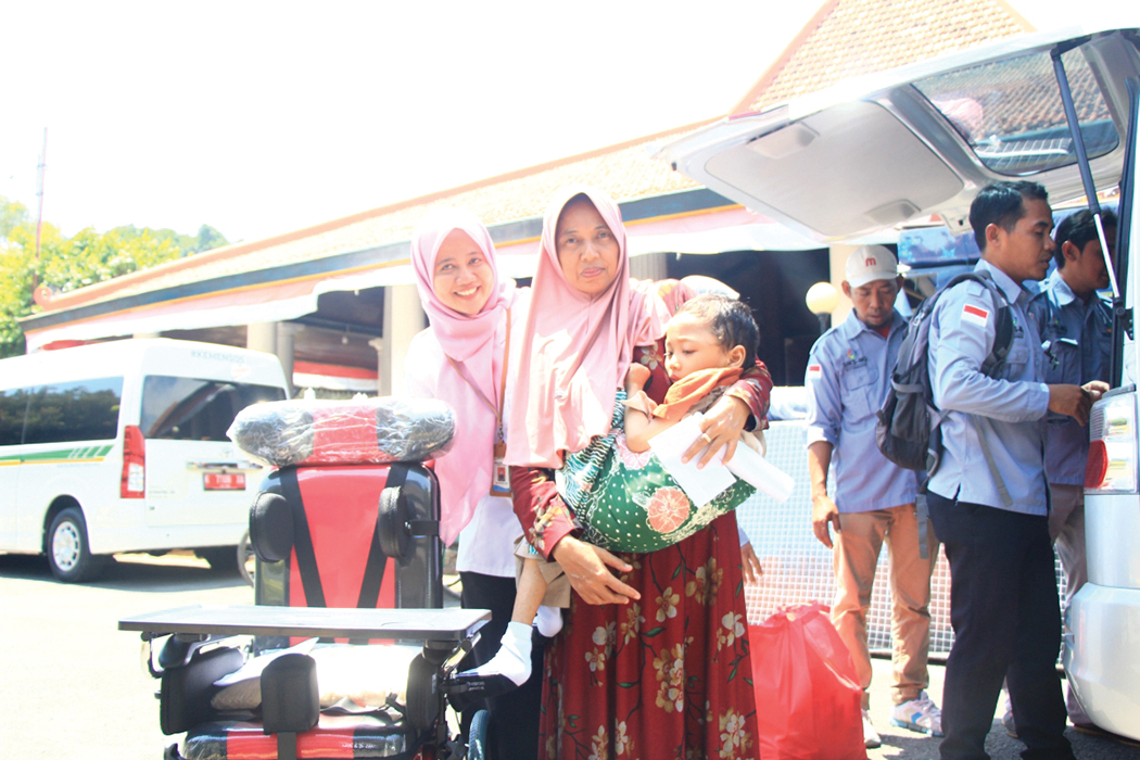 DAPAT BANTUAN: Jasri bersama putranya Ahmad Dafa mendapat bantuan kursi roda selepas lounching Ayang Mesra di pendapa musuem RA Kartini Rembang kemarin.(WISNU AJI/RADARPATI.ID)
