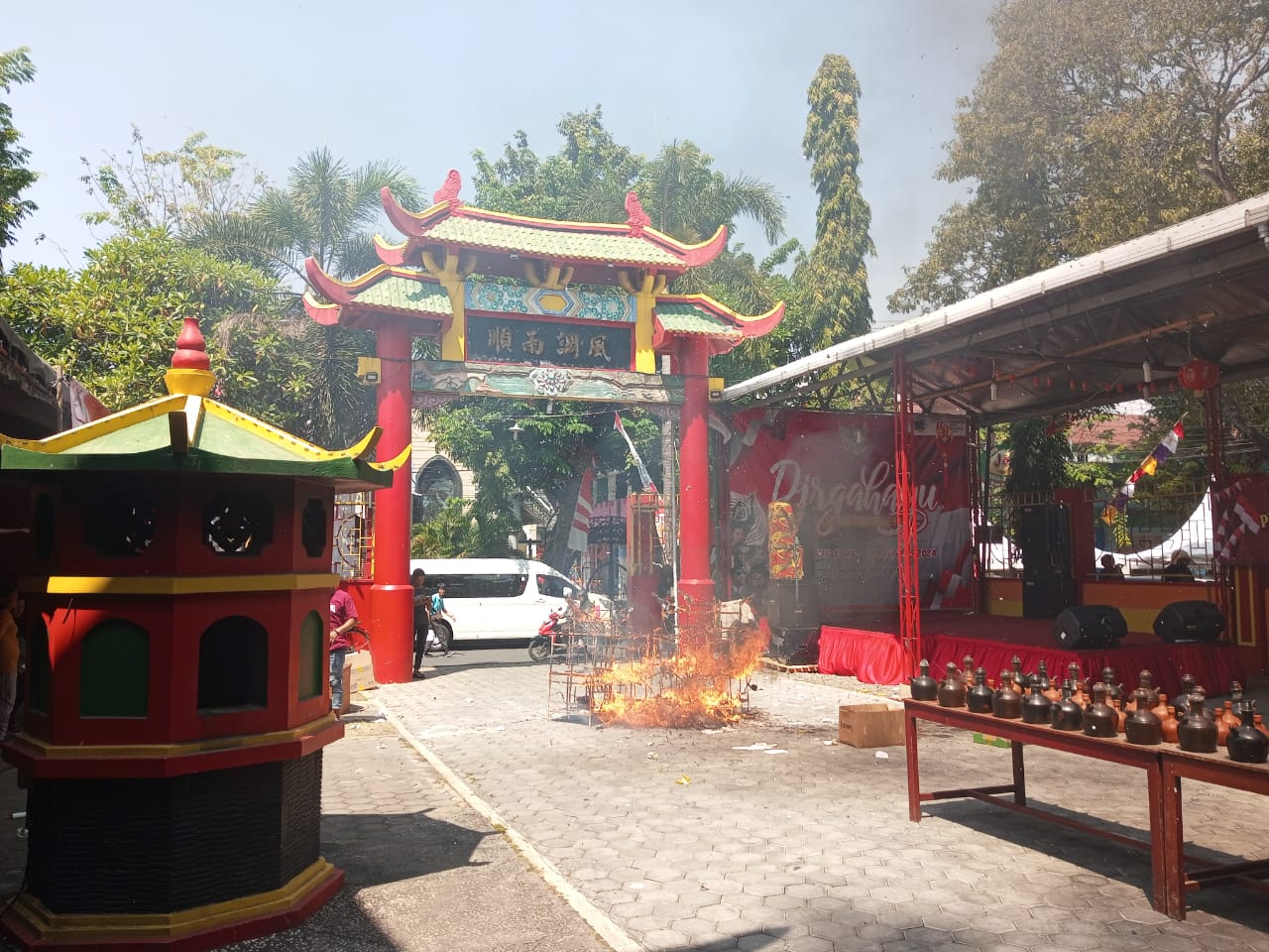 BERKOBAR : Kelenteng Hok Tik Bio Pati menggelar Sembahyang Ulambana  mengirim doa untuk arwah leluhur. (ACHMAD ULIL ALBAB/RADAR KUDUS)