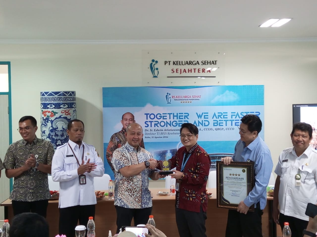 SUKSES : RS KSH Pati meraih penghargaan bintang 4 dari BPJS Kesehatan atas komitmen transformasi digital pelayanan di rumah sakit. (ACHMAD ULIL ALBAB/RADAR KUDUS)