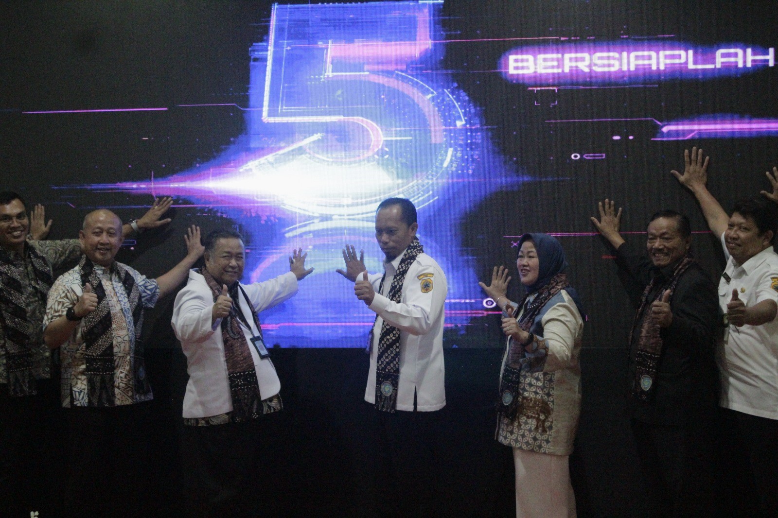 BERPRESTASI: Direktur RS Mitra Bangsa Dr Suworo Nurcahyono (kanan) menerima penghargaan dari BPJS Kesehatan pusat di Aula RS Mitra Bangsa, Rabu (22/8). (ANDRE FAIDHIL FALAH/RADAR KUDUS)