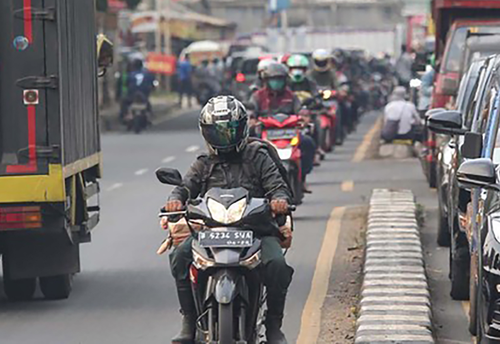 BAHAYA : Tampak beberapa kendaraan nekat melawan arus lalu lintas. Tindakan tersebut bisa membahayakan karena memicu terjadinya kecelakaan lalu lintas.