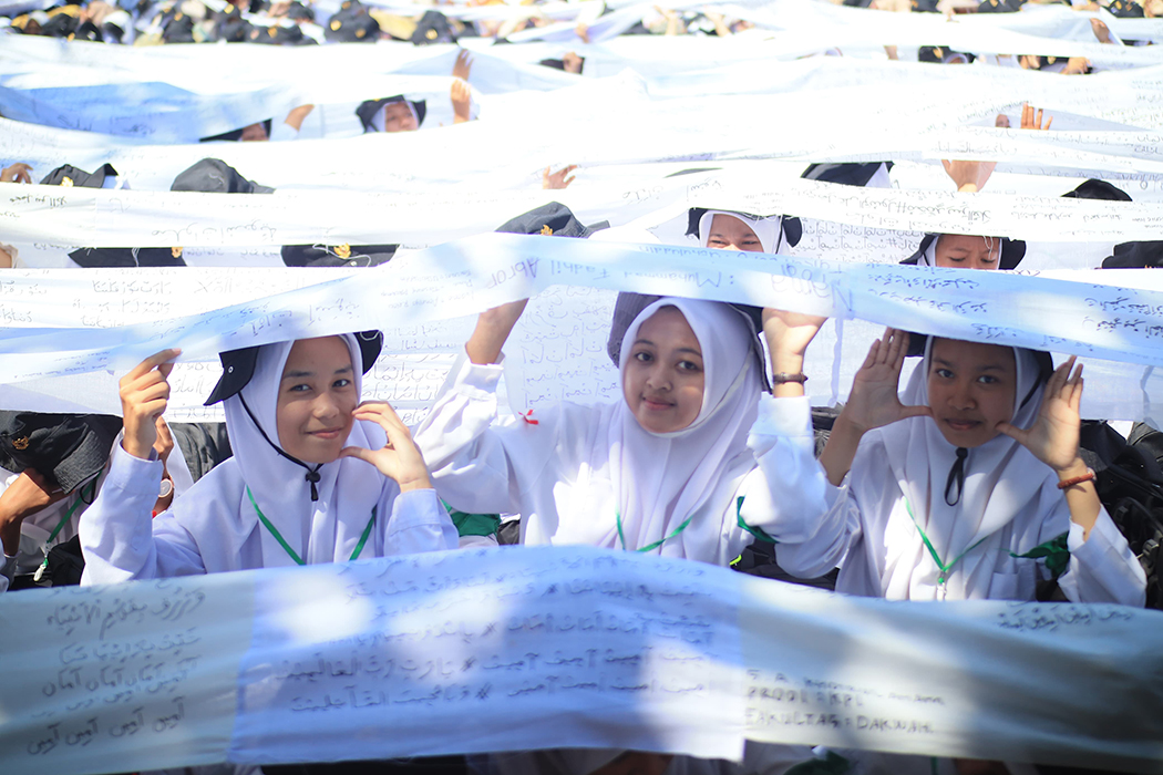 BANGGA: Mahasiswa IAIN Kudus membentangkan kain bertuliskan Shalawat Asnawiyah pada penutup PBAK tahun 2024 beberapa waktu lalu. (IAIN KUDUS UNTUK RADARPATI.ID)
