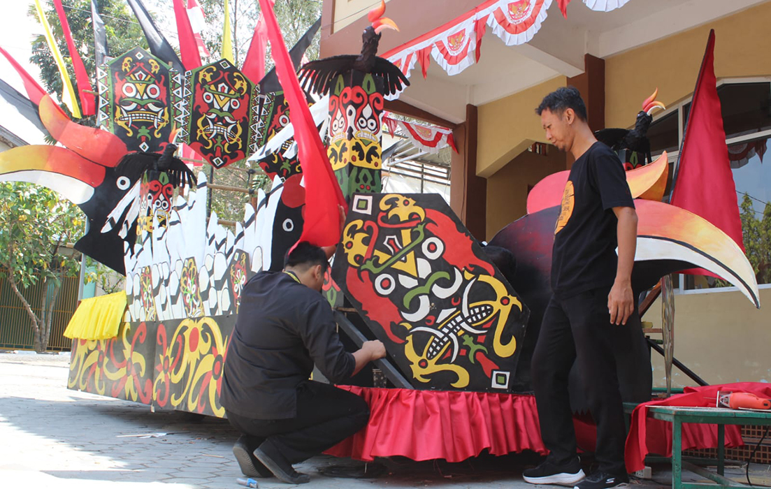 FINISING: Guru SMAN 1 Blora sedang membuat gerobak pawai untuk pertunjukan karnaval pembangunan.(ARIF FAKHRIAN KHALIM/RADARPATI.ID)