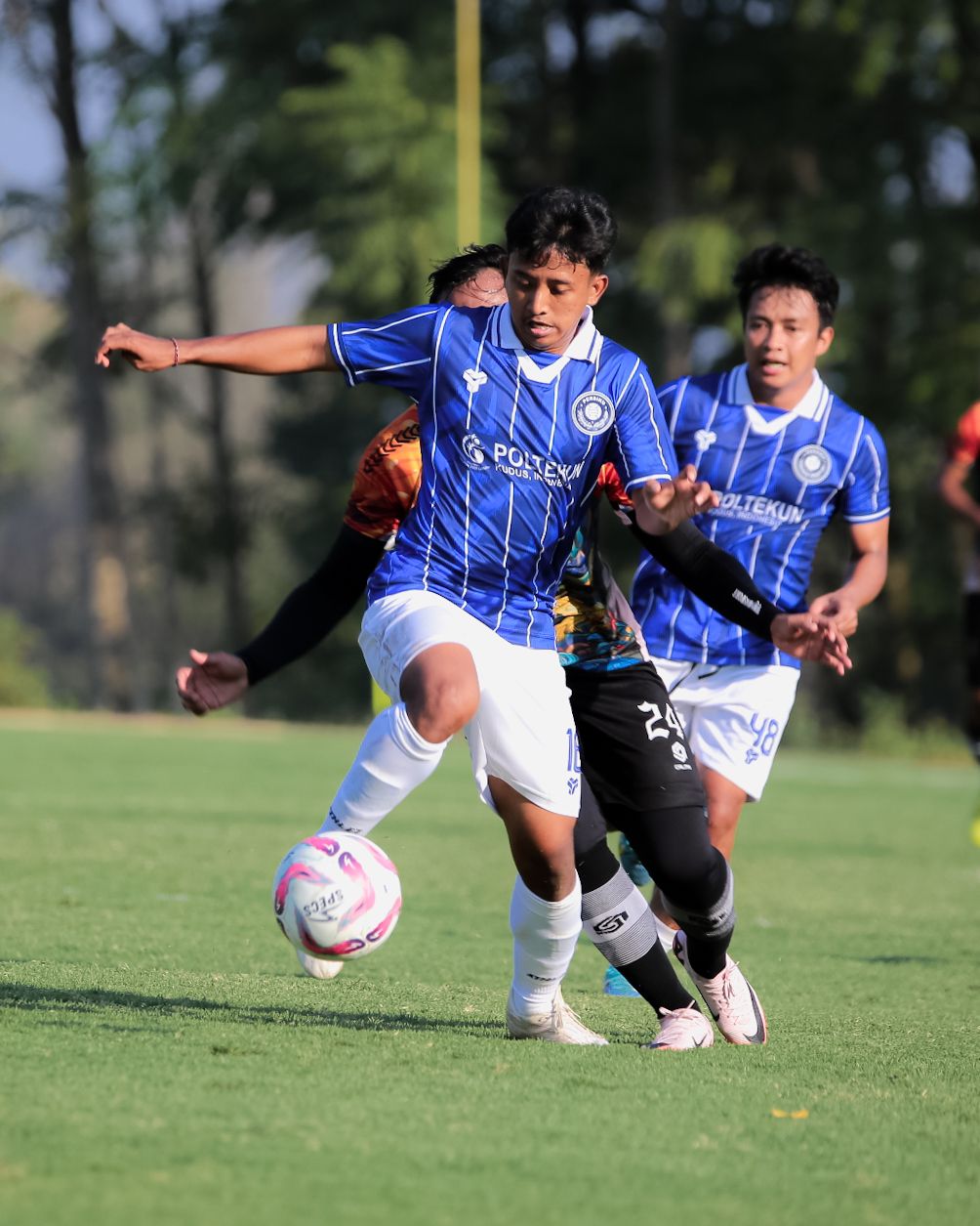 EVALUASI: Gelandang Persiku Resa Aditya menggiring bola saat uji coba kontra PSKC Cimahi. (PERSIKU KUDUS UNTUK RADAR KUDUS)
