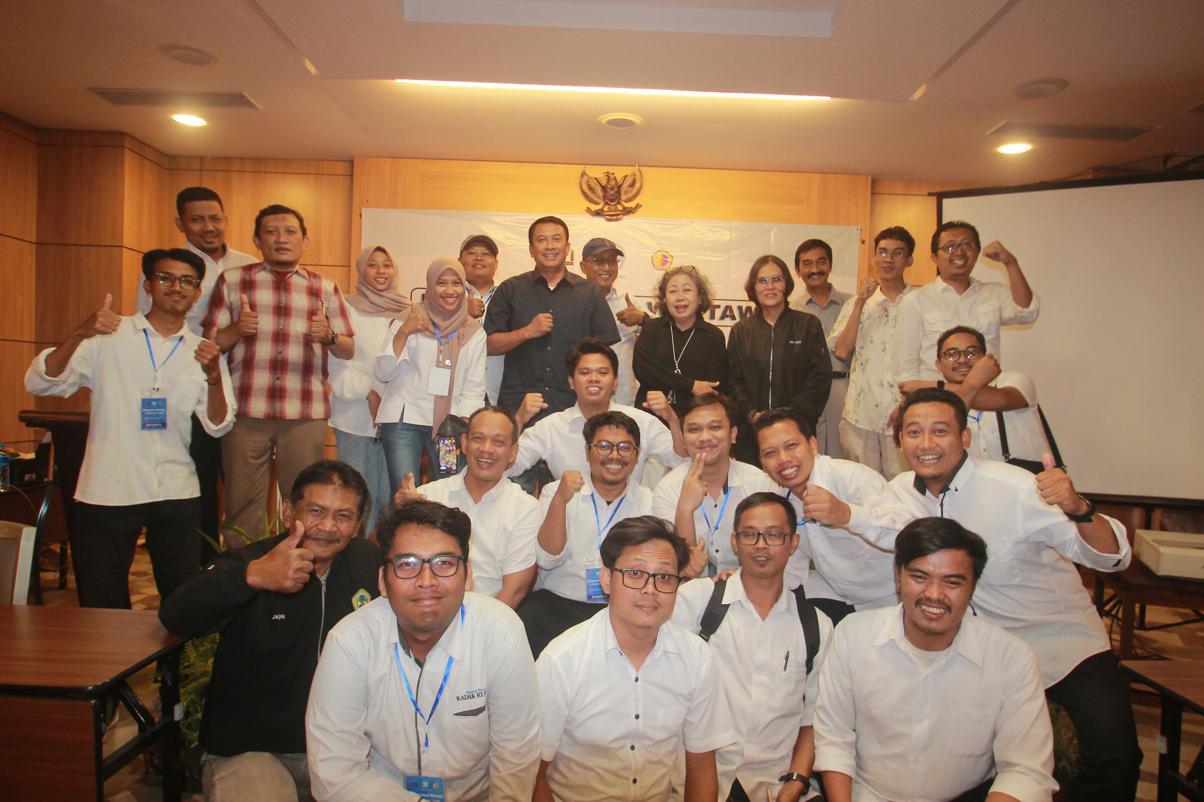 KOMPETEN : Sebanyak 18 wartawan media cetak dan siber dinyatakan lulus dalam UKW yang digelar Dewan Pers bersama Lembaga UKW Unitomo Surabaya. (UNITOMO UNTUK RADAR PATI)