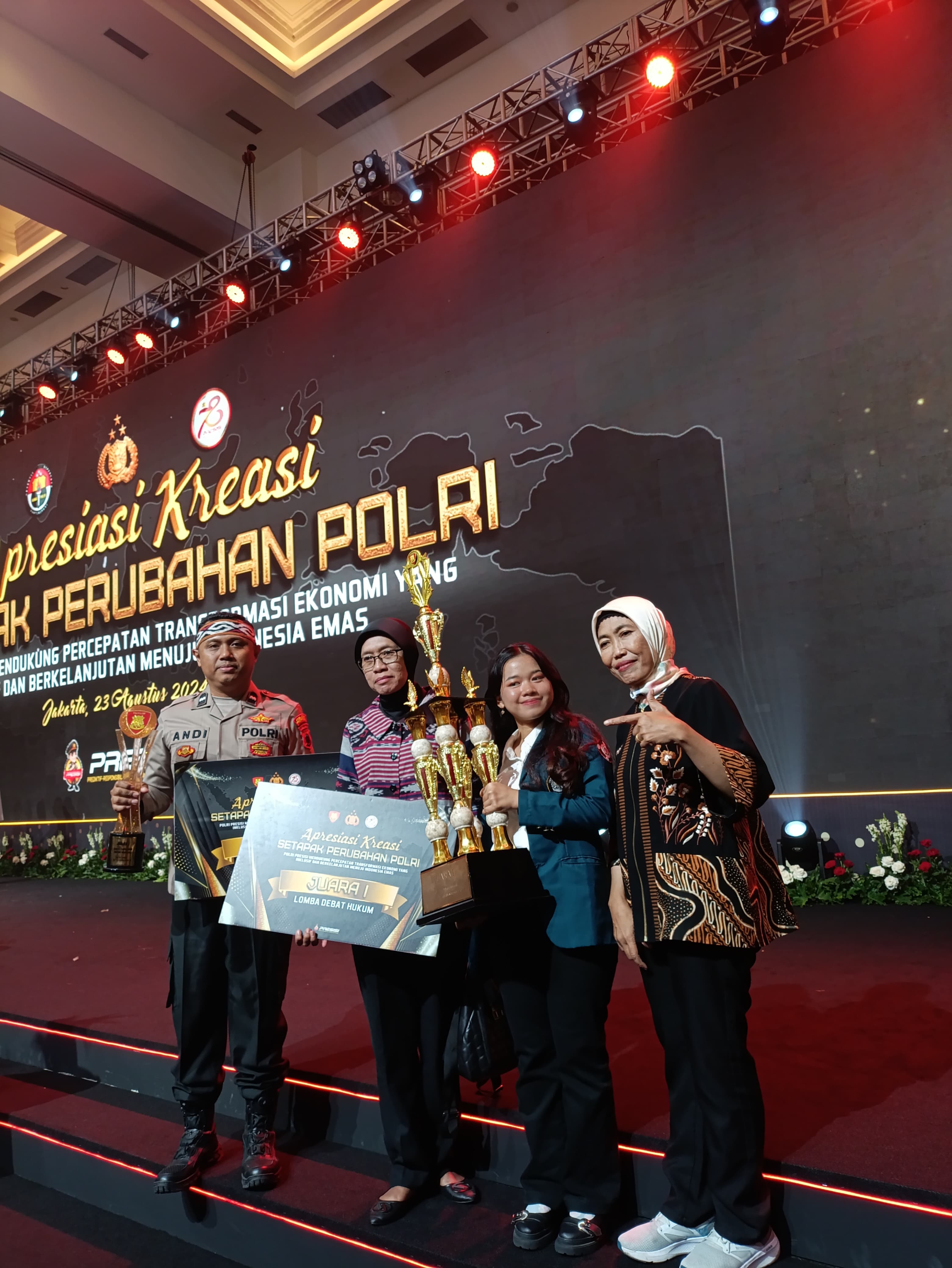 JUARA: Aipda Andi Prasetyo Hartanto Putro saat menerima piagam dan piala dari Mabes Polri.