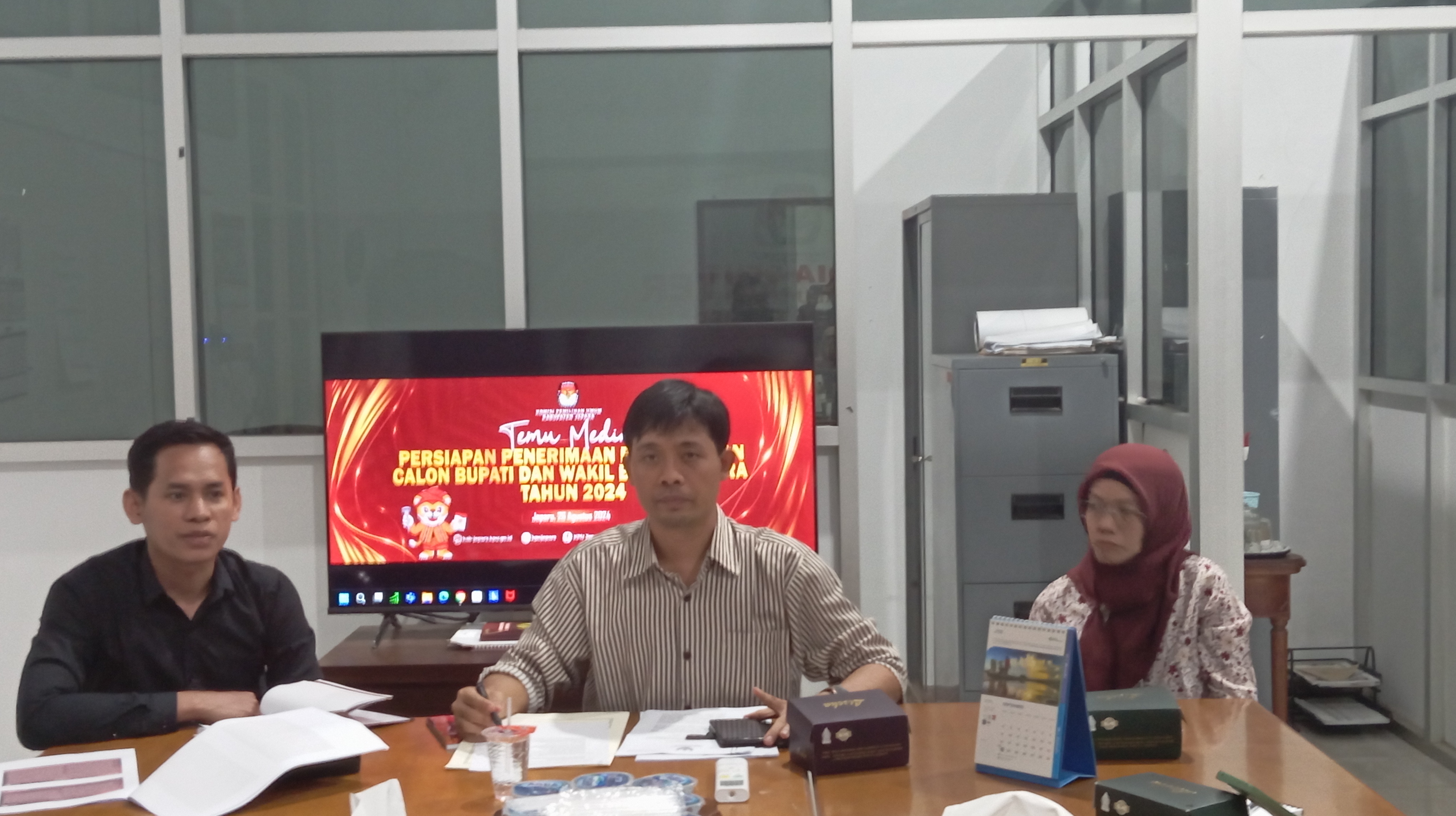 READY: Tiga Komisioner KPU Jepara saat memberikan keterangan di depan awak media, Senin (26/8).