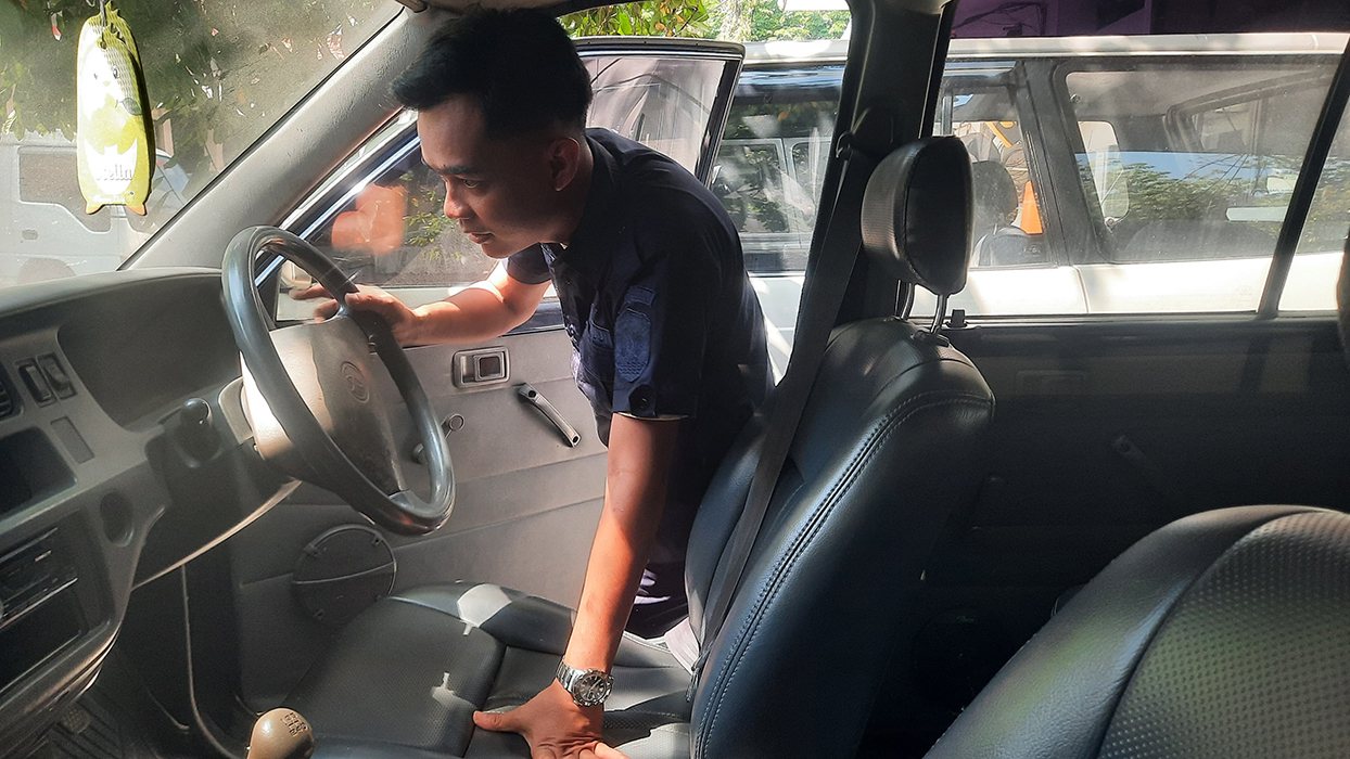 CEK FISIK: Petugas Dinas Perhubungan (Dishub) Grobogan melakukan pengecekan sejumlah kendaraan berplat merah yang hendak dilelang.(INTAN MAYLANI SABRINA/RADARPATI.ID)