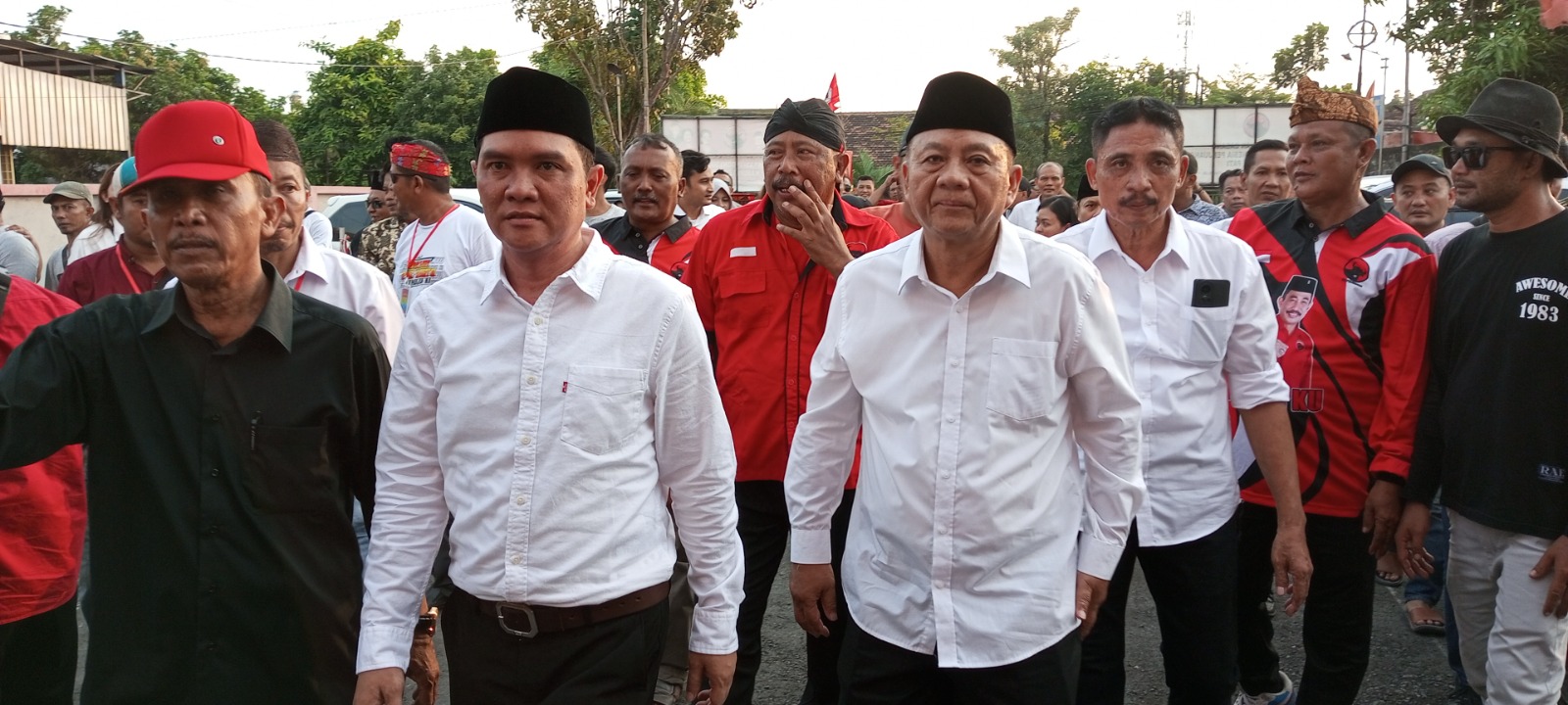 POTENSIAL : Wahyu Indriyanto (berpeci sebelah kiri) saat mendaftar sebagai bakal calon Bupati Pati di kantor DPC PDIP Pati beberapa waktu lalu. (ACHMAD ULIL ALBAB/RADAR KUDUS)