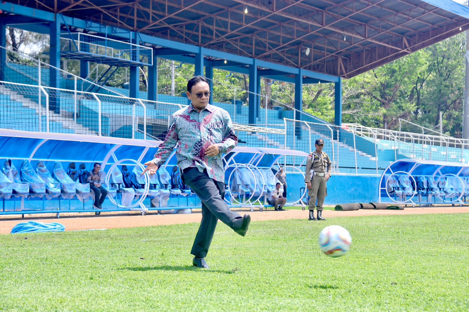 MAIN BOLA: Pj Bupati Kudus M. Hasan Chabibie mencoba lapangan stadium Wergu Wetan dengan bermain bola kemarin.