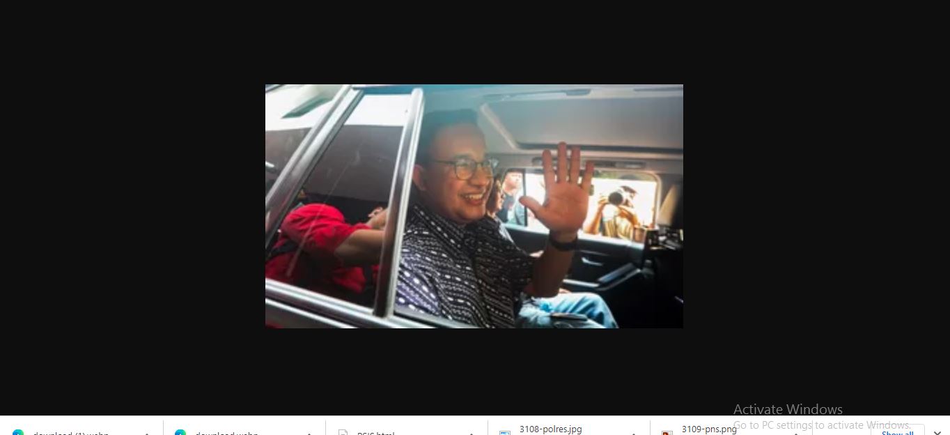 Anies Baswedan menyapa wartawan usai menggelar pertemuan di kantor DPD PDI Perjuangan, Cakung, Jakarta, Sabtu (24/8/2024). (Jawapos)