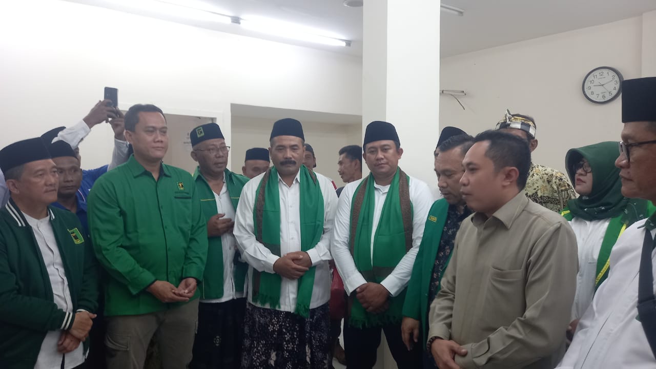 KEJUTAN : Budiyono - Novi Eko Yulianto (mengenakan sorban) bersiap mendaftar ke KPU Pati sebagai calon bupati dan wakil bupati di Pilkada 2024. (RADAR PATI FOTO)