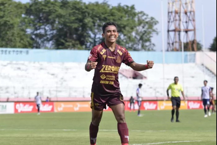 RAYAKAN GOL: Striker Persipa Pati Ali Koroy lakukan selebrasi usai mencetak hattrick lawan Farmel FC di babak 16 besar liga 3 nasional pada Rabu (9/3). (PERSIPA FOR RADAR KUDUS)